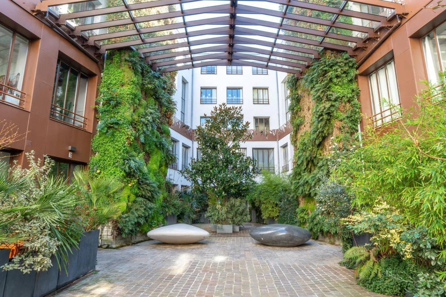 Guestready - Artist Loft With A Vertical Garden Paris Eksteriør bilde